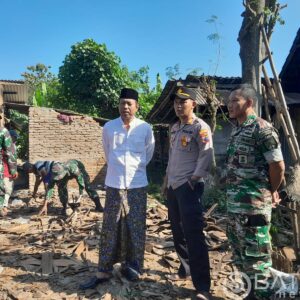 Pengabdian untuk Rakyat, Koramil Pamotan dan Polsek Rehab Rumah Warga