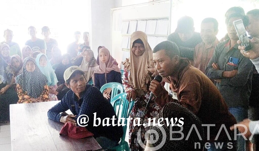 Warga Miskin Desa Buaran Mayong Gruduk Balai Desa, Ada Yang Tidak Kuat Makan Dan Tidak Dapatkan Bantuan