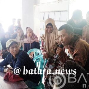Warga Miskin Desa Buaran Mayong Gruduk Balai Desa, Ada Yang Tidak Kuat Makan Dan Tidak Dapatkan Bantuan