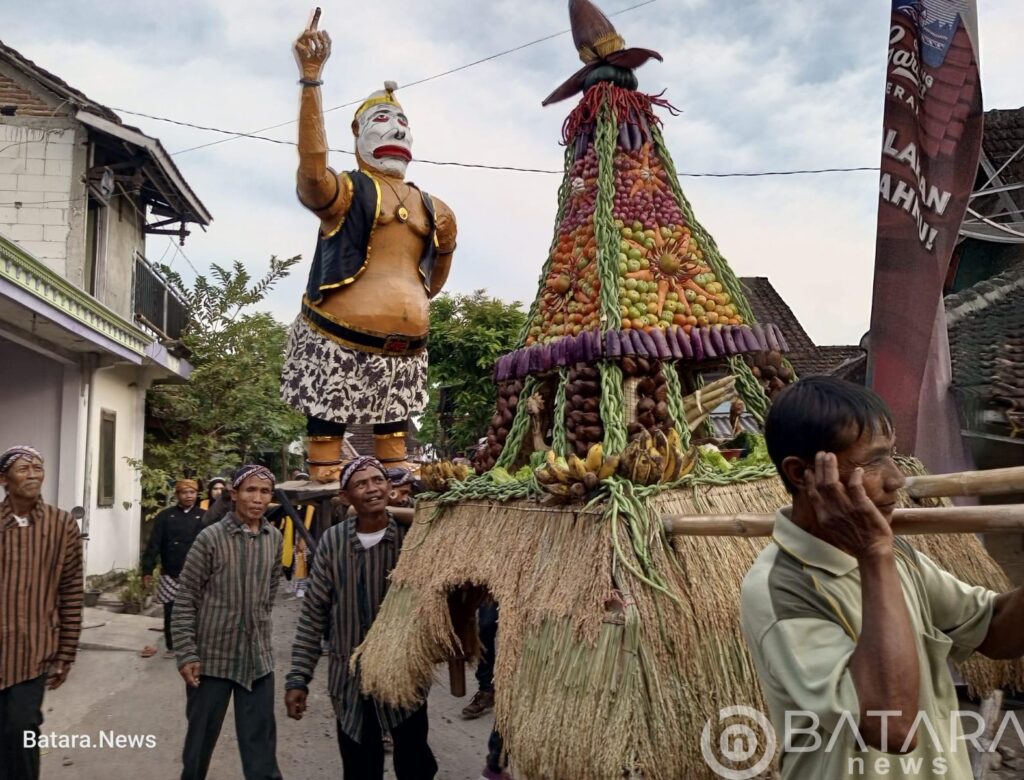 Tradisi Sedekah Bumi, Warga Desa Kaliombo menggelar Karnaval Dan Pentas Seni Ketoprak Tiga Hari Tiga Malam Dengan Sangat Meriah