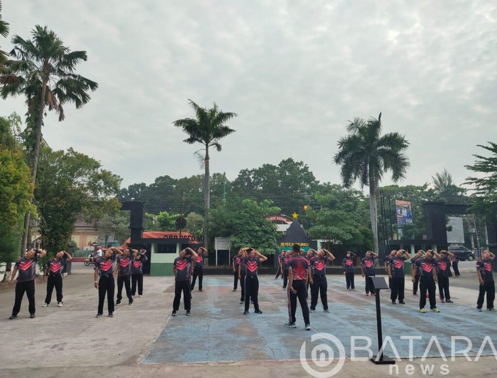 Menjaga Kebugaran Tubuh, Anggota Kodim Rembang Lakukan Jalan Santai