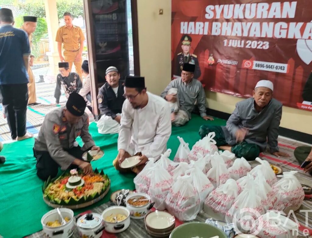 Sederhana Namun Penuh Makna : Rayakan HUT Bhayangkara Ke 77, Polsek Sedan Gelar Syukuran Dan Pemotongan Tumpeng