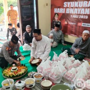 Sederhana Namun Penuh Makna : Rayakan HUT Bhayangkara Ke 77, Polsek Sedan Gelar Syukuran Dan Pemotongan Tumpeng