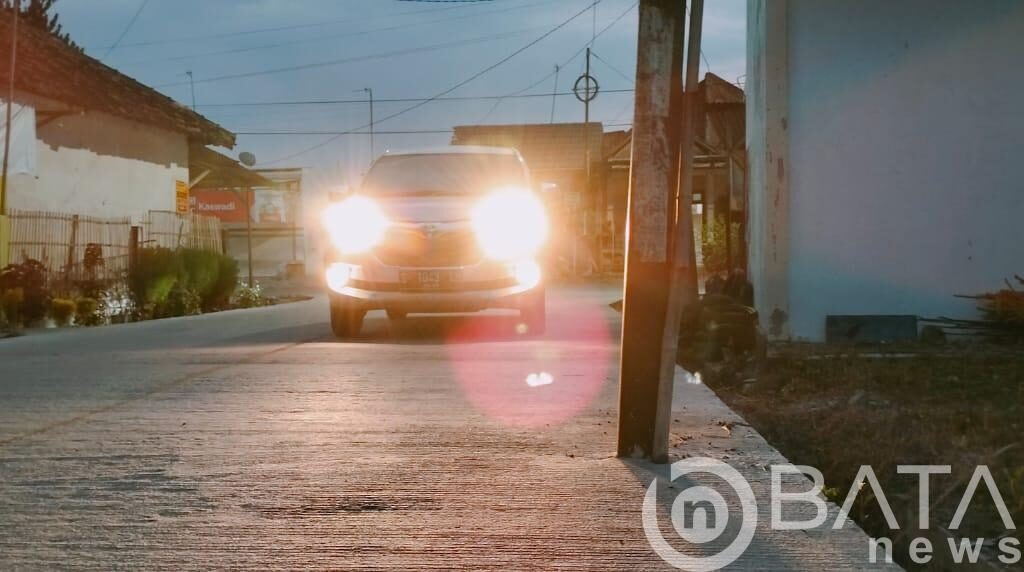 Gak Bahaya Ta..? Tiang telepon Berdiri Memakan Ruas Jalan, Bahayakan pengguna Jalan Roda Dua Dan Roda Empat