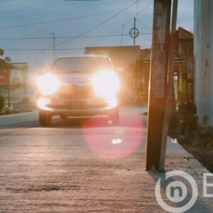 Gak Bahaya Ta..? Tiang telepon Berdiri Memakan Ruas Jalan, Bahayakan pengguna Jalan Roda Dua Dan Roda Empat