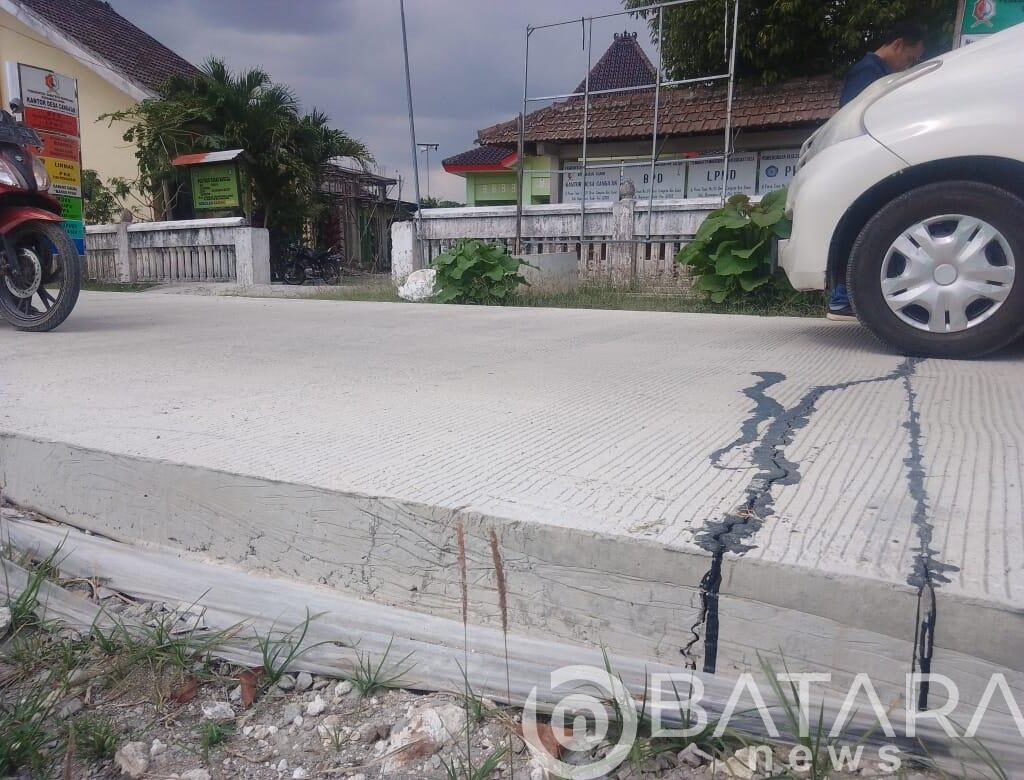 Baru Sebulan Jalan Di Cor Telan Uang Milyaran, warga Bilang Sudah Retak-retak