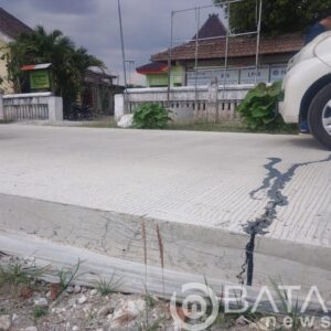 Baru Sebulan Jalan Di Cor Telan Uang Milyaran, warga Bilang Sudah Retak-retak