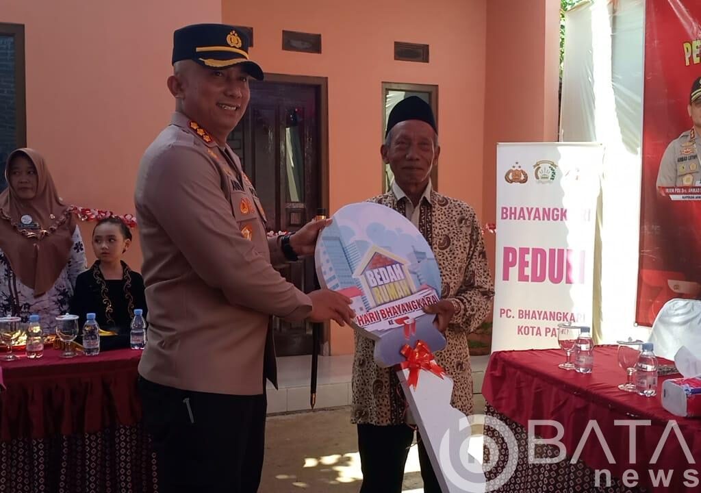 Serah Terima Kunci Bedah Rumah Desa Regaloh, Kapolresta Pati Di Hari Momentum Bhayangkara Ke-77