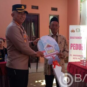 Serah Terima Kunci Bedah Rumah Desa Regaloh, Kapolresta Pati Di Hari Momentum Bhayangkara Ke-77