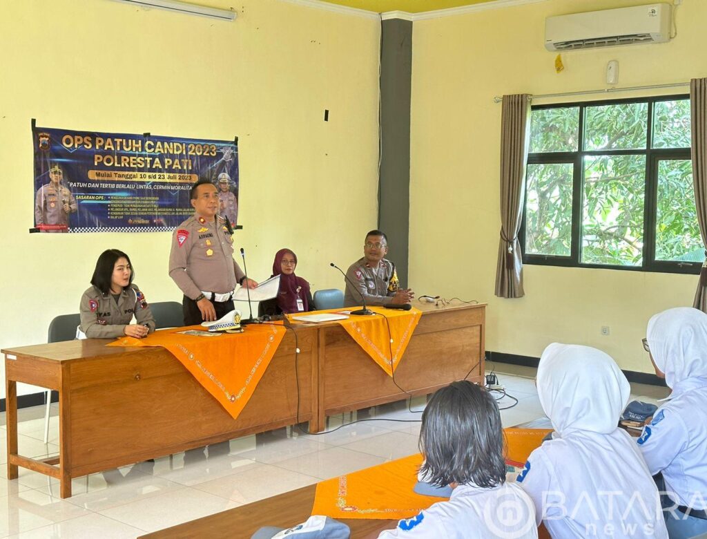 Kasat Lantas Polresta Pati Berikan Bimbingan Siswa Sekolah Dalam Berlalulintas Dan Selamat Dari Laka