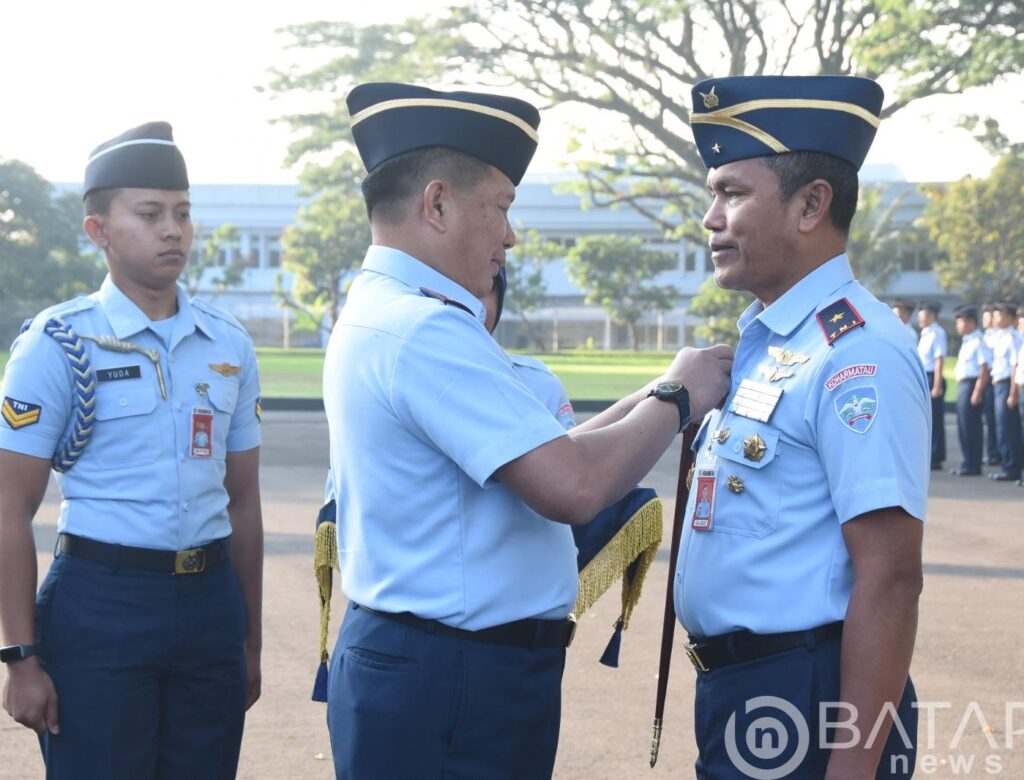 Wadan Koharmatau Menerima Penganugerahan Brevet Kualifikasi Teknik TNI AU Kehormatan