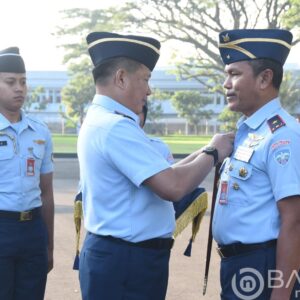 Wadan Koharmatau Menerima Penganugerahan Brevet Kualifikasi Teknik TNI AU Kehormatan