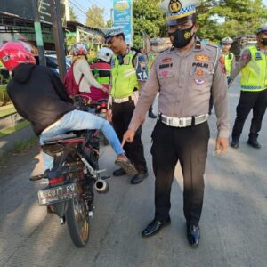 Ganggu Kenyamanan Masyarakat, Sat Lantas Polres Rembang Tindak Pengendara Motor Kenakan Knalpot Brong