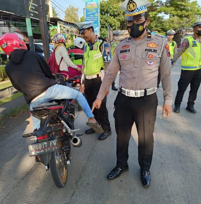 Ganggu Kenyamanan Masyarakat, Sat Lantas Polres Rembang Tindak Pengendara Motor Kenakan Knalpot Brong