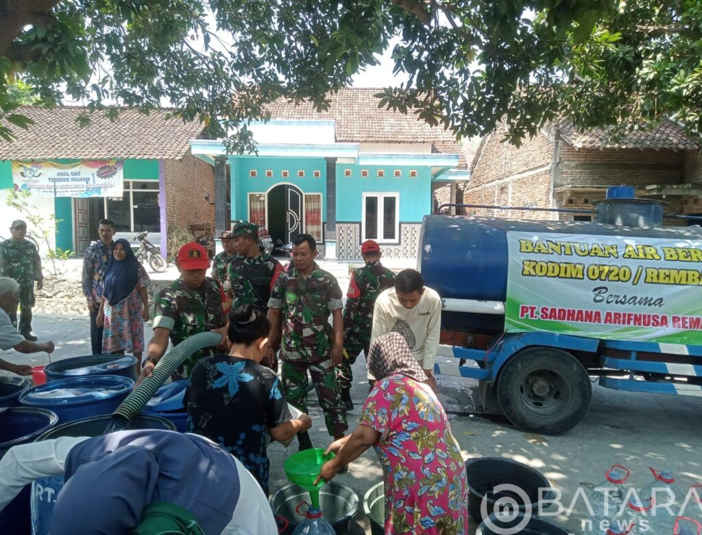 Peduli Air Bersih, Kodim 0720/Rembang Bakti Sosial Droping Air Kepada Warga Desa Warugunung 