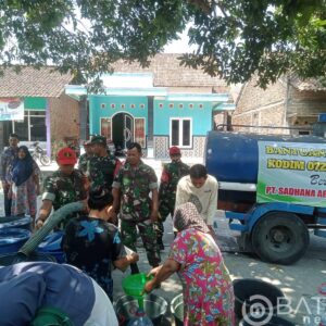 Peduli Air Bersih, Kodim 0720/Rembang Bakti Sosial Droping Air Kepada Warga Desa Warugunung 