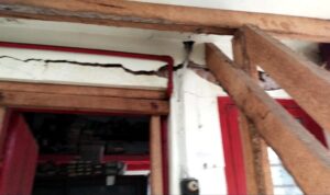 Gambar kerusakan rumah warga akibat bangunanan Hotel Sato Kudus 