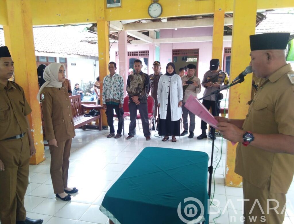 Kades Samudi sukses melantik ketiga perangkat Desa Kepohkidul kedungadem Bojonegoro