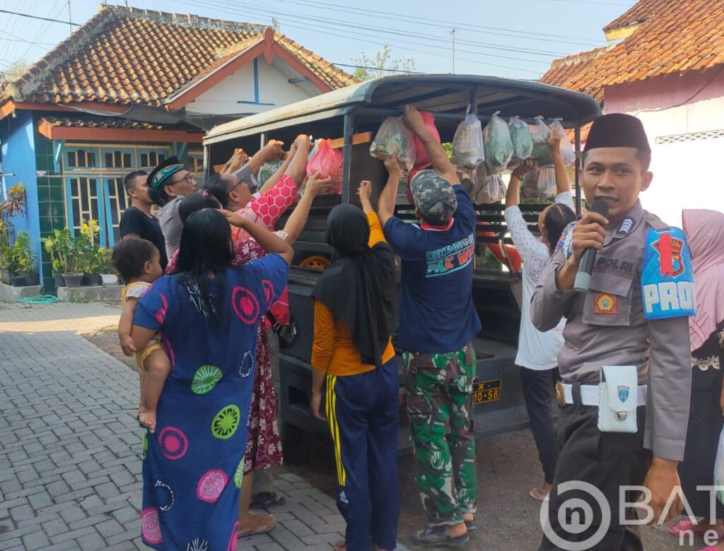 Implementasi Kapolsek Kalitidu bhakti sosial bagikan sayur mayur kepada warga