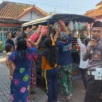 Implementasi Kapolsek Kalitidu bhakti sosial bagikan sayur mayur kepada warga