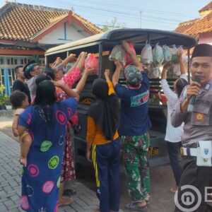 Implementasi Kapolsek Kalitidu bhakti sosial bagikan sayur mayur kepada warga
