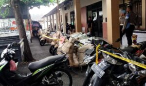 Gambar barang bukti hasil kejahatan 