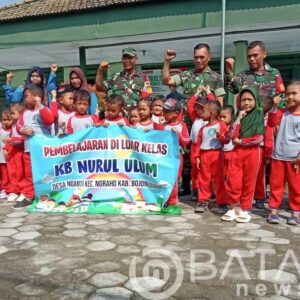 Edukasi Tupoksi TNI, Babinsa Koramil Ngraho Bojonegoro terima Kunjungan Siswa KB Nurul Ulum