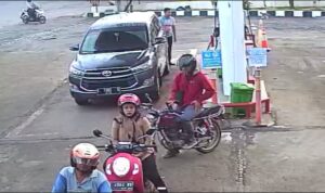 Gambar mobil dan pelaku di SPBU Pelangitan Pati