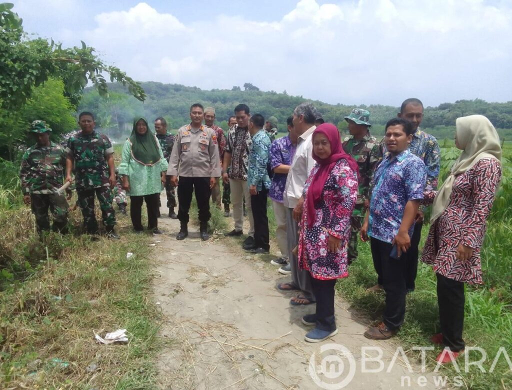 Jaga Kualitas Oksigen, Forkopimcam Sluke Bersama Kepala Desa Laksanakan Tanam Pohon 