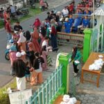 Pelajar MA Abror Sukosewu Bojonegoro Berbagi Takjil Untuk Tingkatkan Kesadaran Sosial