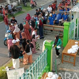 Pelajar MA Abror Sukosewu Bojonegoro Berbagi Takjil Untuk Tingkatkan Kesadaran Sosial