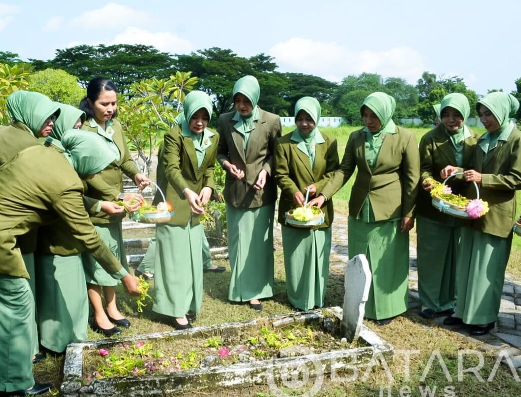 Persit Kodim Bojonegoro Ziarah dan Tabur Bunga ke Makam Pahlawan