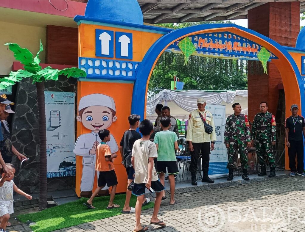 Yakinkan Keamanan Pengunjung, Babinsa Kodim Bojonegoro Pantau Liburan Lebaran di Obyek Wisata