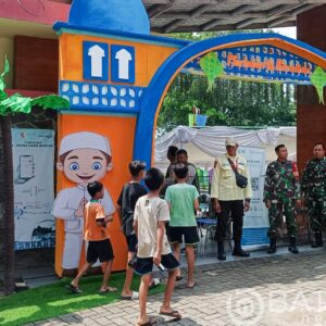 Yakinkan Keamanan Pengunjung, Babinsa Kodim Bojonegoro Pantau Liburan Lebaran di Obyek Wisata