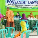 Babinsa Koramil Sukosewu Bojonegoro,peduli kesehatan warga Binaan dampingi Kegiatan Posyandu Lansia