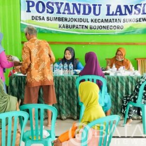 Babinsa Koramil Sukosewu Bojonegoro,peduli kesehatan warga Binaan dampingi Kegiatan Posyandu Lansia