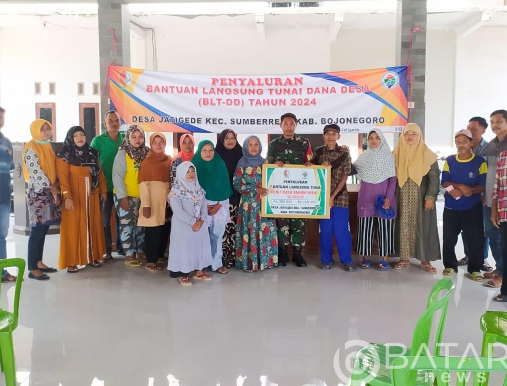 Pastikan Bantuan Tepat Sasaran, Babinsa Koramil 09/Sumberrejo Bojonegoro Kawal Penyaluran BLT-DD