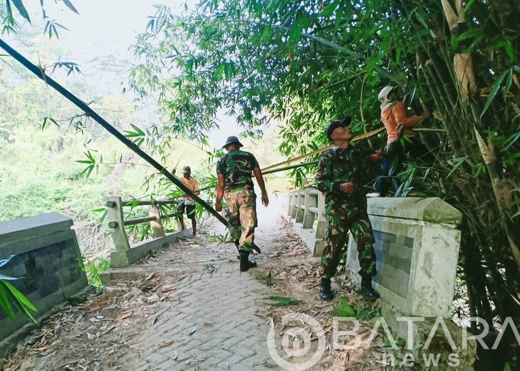Kompak, Babinsa Koramil Tambakrejo Bojonegoro dan Warga Dusun Dolok Bersih Bersih Sampah Sungai