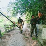 Kompak, Babinsa Koramil Tambakrejo Bojonegoro dan Warga Dusun Dolok Bersih Bersih Sampah Sungai