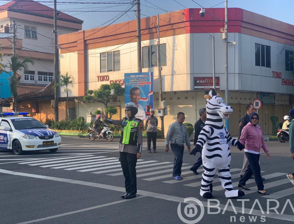 Wow!!.. Badut Zebra Bantu Atur Lalin di Pati