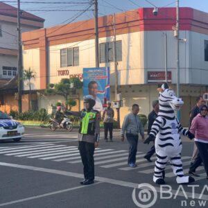 Wow!!.. Badut Zebra Bantu Atur Lalin di Pati