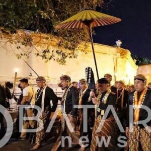 Putra Mahkota Kraton Surakarta Pimpin Kirab Pusaka 1 Suro JE 1958