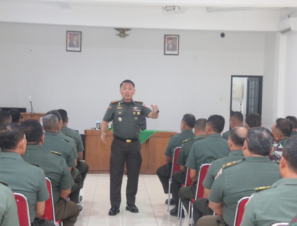 Dandim 0718/Pati Menyampaikan Jam Komandan Kepada Bintara Tinggi Kodim 0718/Pati