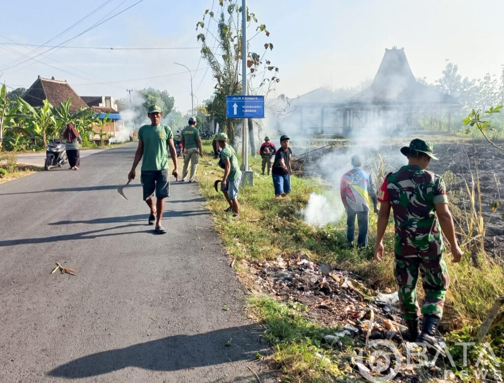 Babinsa Kodim Bojonegoro bersama Masyarakat,Karya Bhakti Peringati Hari Lingkungan Hidup Sedunia 2024