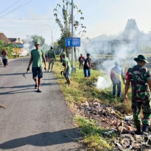 Babinsa Kodim Bojonegoro bersama Masyarakat,Karya Bhakti Peringati Hari Lingkungan Hidup Sedunia 2024