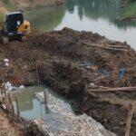Lemah pengawasan Proyek Tanggul Kalikening Tuban Abaikan Papan Informasi Publik dan Keselamatan kesehatan kerja