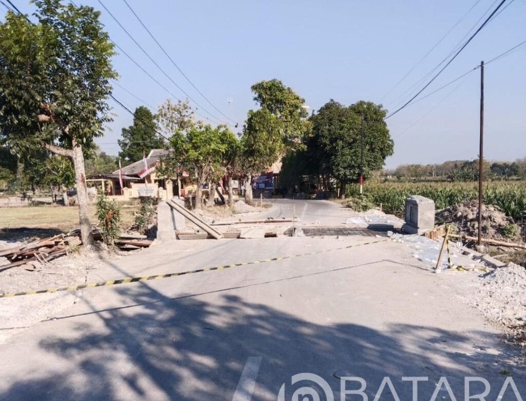 Pembangunan pelebaran, Putus Akses Jalan Poros, Warga Mengeluh Rusak Jalan Lingkungan