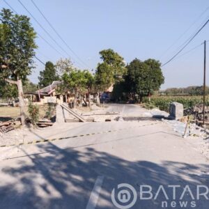 Pembangunan pelebaran, Putus Akses Jalan Poros, Warga Mengeluh Rusak Jalan Lingkungan