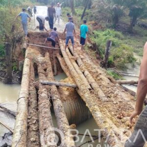 Jembatan Desa Tunas Karya Sikara-kara II Kecamatan Natal Mengundang Maut