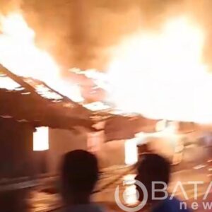 Jago merah Ludeskan Empat Ruko Di Depan Pasar Desa Gabus